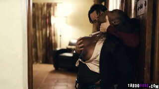 Извращенный müştəri məşğul olmaq istəyir cinsi ilə cinsi риэлторшей Осой Cute, sonra isə o almayacaq ev