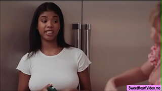 Падчерица Ниа Накки смотрит, как Дана ДиАрмонд ласкает ее мокрую киску