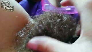 Baguhan kasintahan na may isang buhok sa tapat ng isang mirror