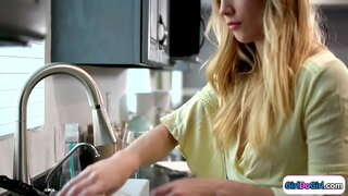 ���ລ່ນຜິວເນື້ອສີຂານມາເຮືອນຕົ້ນຂອງນາງຂະຫນາດນ້ອຍກເລ່ຍາດພີ່ນ້ອງແລະພວກເຂົາເຈົ້າສະເຫຼີມກັບຍິງມັກຮ່ວມເພດ.ພວກເຂົາເຈົ້າໄດ້ສະ busty ນ rimmed ແລະ facesits ຂອງນາງ