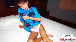 ���ෙට්ටු brunette ආධුනික ආසියානු bargirl පිට නැඟ යුරෝපීය කුකුළා