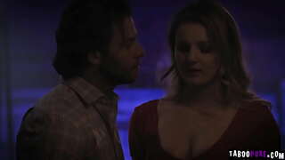 ���ඩ් බබා එලිසා Eves ඉඩ පරිණත ඇණ තෙරපුමක් ඇගේ මිහිරි මෆින් සමග ඔහුගේ throbbing කුකුළා