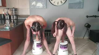 2 nahé malé titted pigtailed sluts oboch robí dildo squat kurva výzvu spolu | dildo jazda