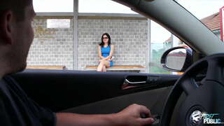 Kotor dude mengambil kesepian babe di stesen bas, menunjukkan padanya bagaimana keren adalah awam fuck di alam