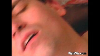 Հասուն շեկ պոռնիկ sucks անդամ և ստանում է