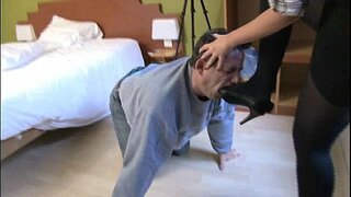 Amante de decisiones de sus hombres esclavos lamer sus zapatos de tacón alto zapatos