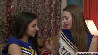 Аъзои Teen cheersquad экспериментируют, вылизывая якдигар киски Аъзои Teen cheersquad экспериментируют, вылизывая якдигар киски