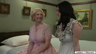 Busty русокоса посети нејзиниот бринета пријател и ќе почнат да разговараат за големината на нивните гради.После тоа,тие се роговиден и тие се започне бакнување едни со други.Следна е нејзиниот пријател смрди нејзините цицки и licks пичката.Во замена таа го прави истото на нејзиниот пријател.