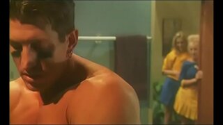 Horny pom-pom girls Calli Cox et avril se fait baiser dans les vestiaires Horny pom-pom girls Calli Cox et avril se fait baiser dans les vestiaires