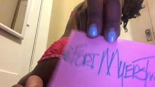 İnce Kalın Bebek De Kıçını Alkışlayabileceğini Gösteriyor!