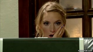 ���ोनेरी केस व गोरी त्वचा तरुण मोना वेल्स आढळले अश्लील चित्रपट तिच्या stepmom Simone Sonay इंटरनेट वर आणि नंतर whipped आणि गुदद्वारासंबंधीचा fucked तिच्या गुलामी बेड मध्ये