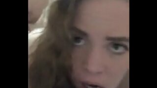 Slutwife deepthroats in traja analni creampie, preden pojdi ven, medtem ko cumming