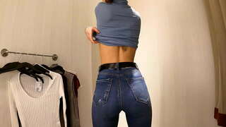 WOW! Merch poeth gyda titw bach yn gwisgo crys-t a blowsys yn gyhoeddus ystafell locer 4K 60Fps