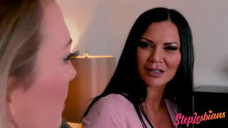 Stepmom Visar Dotter Hur Man Har Lesbisk Sex