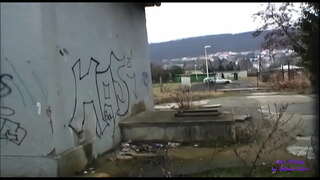 La fille est très excitée et elle veut baiser tout de suite même dans la rue