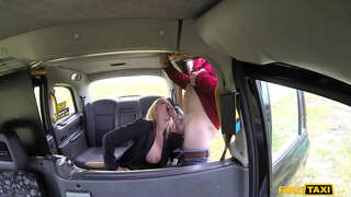 Fałszywe taksówki Gorąca Laska Holy Kiss Rozkłada Nogi i Ssie Kutasa