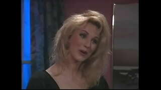 ���ශ්චර්යමත් දුබුරු කාන්තාව යෝජනාවකුත් කුකුළා සහ ලැබෙන ඇගේ රෝස cunt ආසා මත කළු යහන